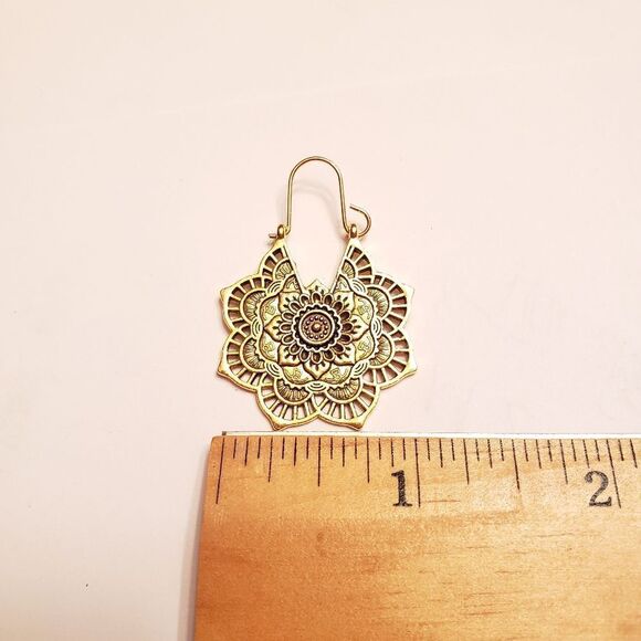 GOLDTONE FLORAL Earrings Classic Jewelry - Picture 2 of 5